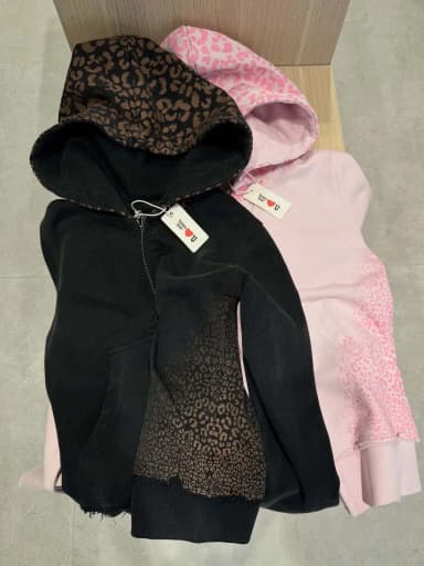 2026 is still the new autumn ladies' suit, street trend printing hooded cardigan sweater strap micro-trousers.