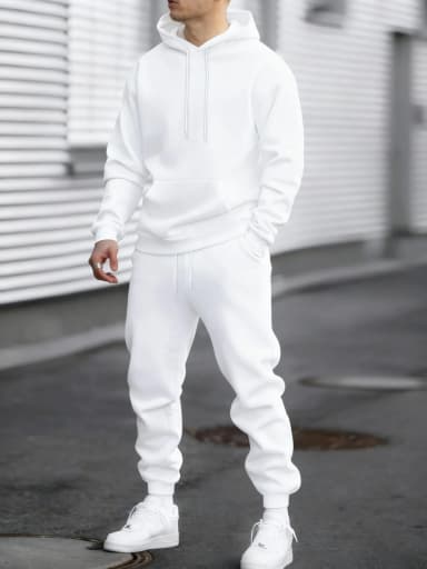 New trend in men's jogging streetwearathletic trouserspaired with hoodiesPolaire has amplestock ofautumn/winter sportswear sets.